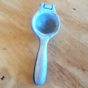 Victoria vintage hand juicer